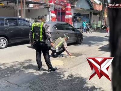 Peduli Keselamatan, Polresta Banyuwangi Laksanakan Tambal Jalan Berlubang - PoliceTube