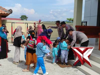 Pengenalan Profesi : KB Aisyiah Kedewan berkunjung ke Polsek Kedewan - PoliceTube