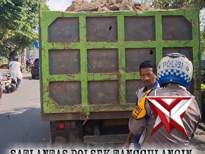 Satlantas Polsek Tanggulangin Gerak Cepat Antisipasi Kemacetan Akibat Mobil Muatan Sertu Pecah Ban - PoliceTube