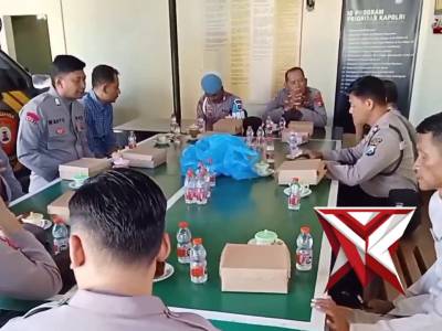 Jaga Kebersamaan, Kapolsek Senori Polres Tuban Melaksanakan Tasyakuran Anggota Yang Berulang Tahun - PoliceTube