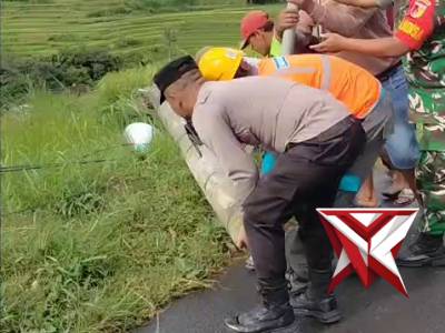 Evakuasi tiang listrik PLN yang ambruk - PoliceTube