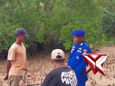 SAMBANG DAN HIMBAUAN KESELAMATAN KEPADA NELAYAN PESISIR SERAM BARAT OLEH KANITHARKAN KAPAL SATPOLAIR - PoliceTube