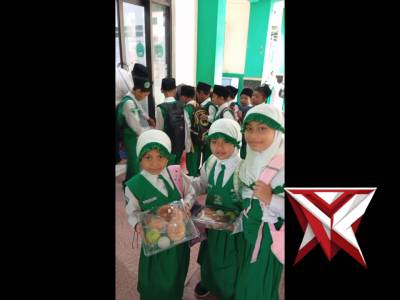 Makan bergizi - PoliceTube