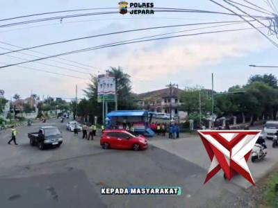 Bagi - Bagi Takjil, Polres Jepara Hadirkan Mobil Dapur Umum.

takjilPolresjeparaRamadhanjeparavi