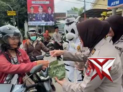 Polwan berbagi takjil