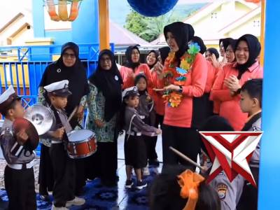 KUNJUNGAN KETUA PENGURUS YKB MALUKU UTARA DI TK KEMALA BHAYANGKARI 02 TIDORE