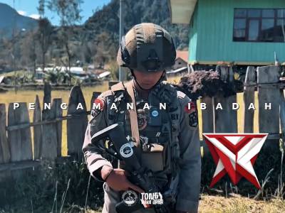 Personel Ops Damai Cartenz Satgas Tindak Distrik Sinak melaksanakan pengamanan Ibadah Hari Minggu