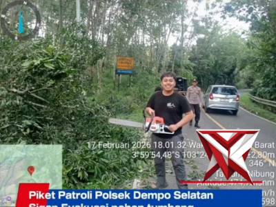 Evakuasi Pohon Tumbang di Wilayah Polres Pagaralam