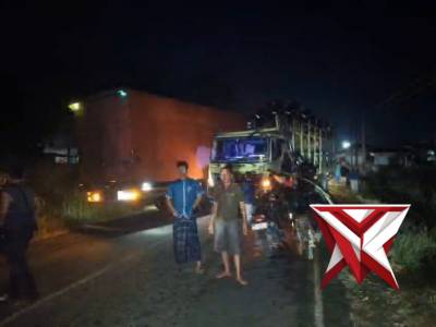 Personel Polsek Pkl. Lesung Urai Kemacetan Akibat Laka Lantas di KM 40 - PoliceTube