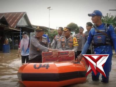 Tembus Banjir, Kapolres Kutim Turun Langsung Salurkan Bantuan - PoliceTube