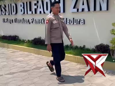 Bhabinkamtibmas polsek tlanakan melaksanakan ibadah sholat jumat bersama warga desa binaannya - PoliceTube