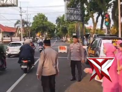 Polsek Magetan bersama Bhayangkari berbagi takjil kepada masyarakat di bulan suci Ramadhan ?? Wujud - PoliceTube
