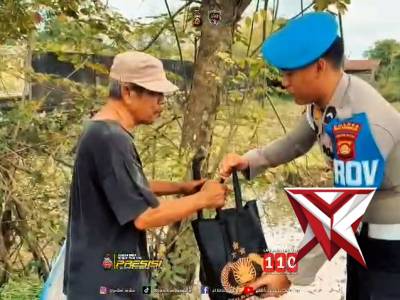 Pelaksanakan Jumat Berkah - PoliceTube