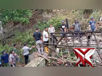 Kapolsek Pasawahan dan Anggota Mendatangi Tkp Tanah longsor di desa padabeunghar.