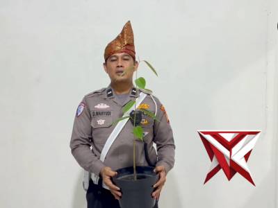 Pemberian bibit pohon kepada personil yang berulang tahun