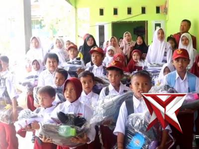 POLRI SALURKAN BANTUAN SERAGAM & PERLENGKAPAN SEKOLAH KE SISWA DI LOKASI PEMBANGUNAN JEMBATAN KOLAKA - PoliceTube