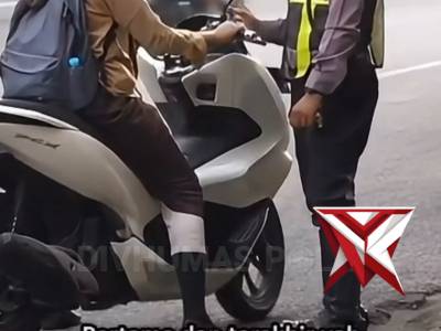 Ketahuan nggak pakai helm? Tenang, bukan ditilang kok.
Momen anggota Satlantas Polrestabes Surabaya