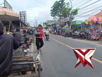Anggota piket patroli polsek tlanakan melaksanakan pamturlalin di pasar serta smp 1 negeri tlanakan - PoliceTube