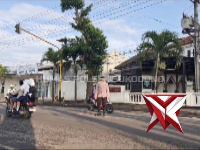 Giat Poros Pagi, Anggota Polsek Sukodono Bantu Seberangkan Anak Sekolah di SDN 02 Kutorenon - PoliceTube