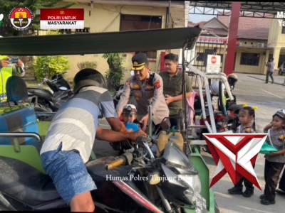WAKA POLRES TANJUNG BALAI BERSAMA TK BHAYANGKARI BERBAGI TAKJIL - PoliceTube