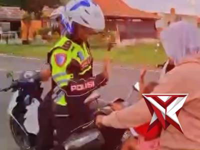 Satlantas Polres Bantul Laksanakan Patroli Humanis dan Bagi Takjil - PoliceTube
