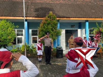 Upacara Bendera di SDN Penarukan - PoliceTube