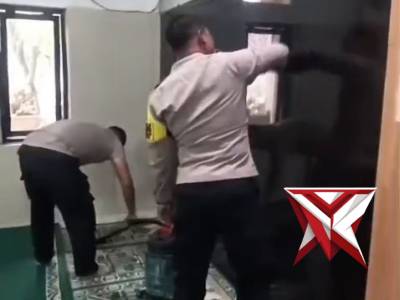 Polsek Katapang melaksanakan kegiatan korve di Masjid Baitullah - PoliceTube