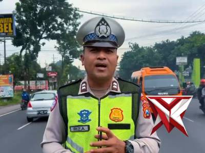 Personil Lalu Lintas Polsek Lawang Aiptu Riza Menyampaikan live report Pagi di Jalan Raya Lawang