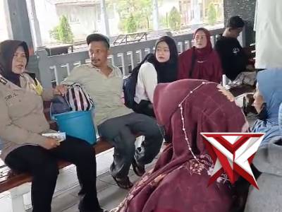 Panit Binmas Polsek Lawang Beri himbauan Kamtibmas Kepada penumpang KAI di Stasiun Lawang - PoliceTube