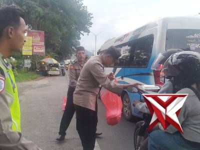 Di Pimpin Kapolsek Lawang Kompol. H. M. Lutfi, SH, M.Si bersama Anggota bagikan Jum'at Berkah Takjil