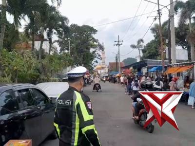 Patroli dialogis untuk "Menitipkan pesan-pesan kamtibmas Kepada Juru Parkir di Penjual Takjil Lawang - PoliceTube