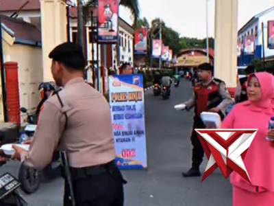 Personil Polres Binjai Bersama Bhayangkari Berbagi Takjil di Bulan Suci Ramadhan 1447 Hijriah - PoliceTube