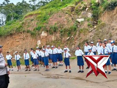 Polres Sikka sentuh hati pelajar Gaikiu Tana Wawo - PoliceTube