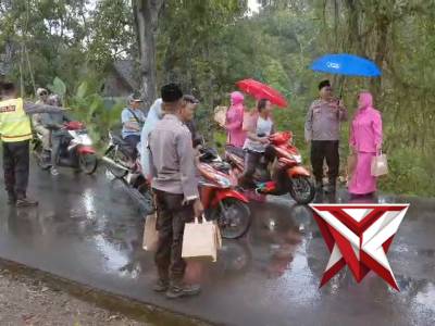 Polsek Malo beserta Bhayangkari melaksanakan pembagian takjil di depan mako polsek malo - PoliceTube