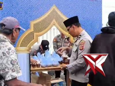 Kapolres sukabumi kota beserta anggota bagi bagi takjil jelang buka puasa