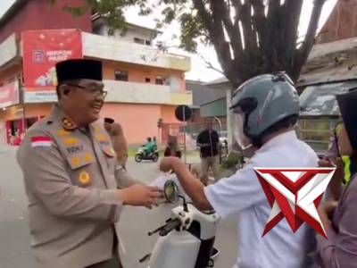 Polres Ende bersama Bhayangkari Berbagi Takjil dan Kebahagiaan di Bulan Suci Ramadhan - PoliceTube