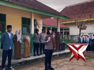 Police Goes To School - PoliceTube