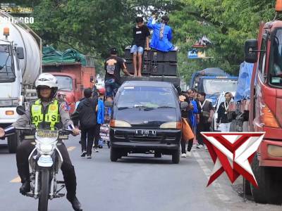 Pelayanan Aksi Damai Dari PC PMII Probolinggo di Kantor DPRD Kabupaten Probolinggo - PoliceTube