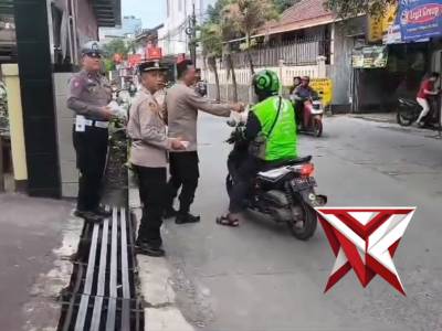 Polsek Margahayu melaksanakan kegiatan pembagian takjil kepada masyarakat - PoliceTube