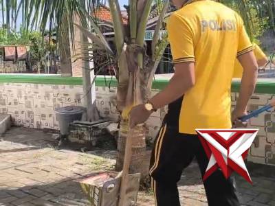 *Jumat Berkah, Polsek Ujungpangkah Giat Kurve Bersama di Mushola* - PoliceTube