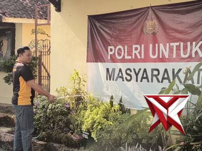 Menjaga kebersihan lingkungan Polsek sumberbaru - PoliceTube