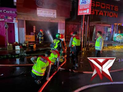 *Kebakaran Rita Swalayan Cilacap, Tiga Ruko Ikut Terbakar Diduga Akibat Percikan Genset* - PoliceTube