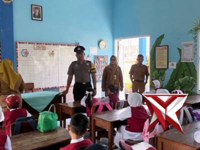Polisi Sahabat Anak di SDN Penarukan - PoliceTube