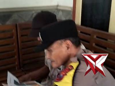 Kegiatan Anggota Bhabinkamtibmas Polsek Kerek di Desa Binaan - PoliceTube