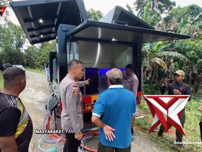 WATER TREATMENT SAT BRIMOB POLDA PAPUA BERSAMA POLRES KEEROM BERIKAN LAYANAN AIR BERSIH