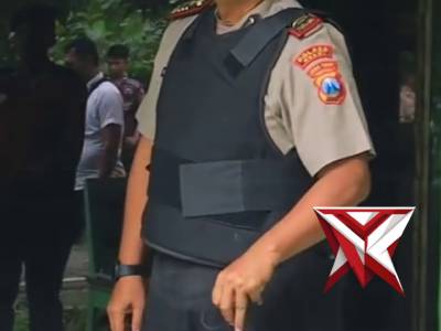 Respon Cepat 110 Amankan Pemuda Diduga Depresi Bawa Sajam - PoliceTube