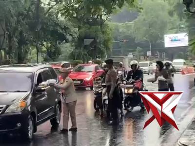 Jumat Berkah Yanma Polda Jateng Kepada Masyarakat Sekitar Mako Polda