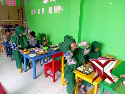 Makan bergizi - PoliceTube