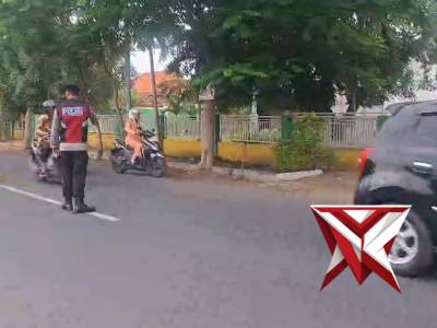 GIAT PENGATURAN ARUS LALU LINTAS DI DEPAN SEKOLAH SMPN 1 GALIS - PoliceTube