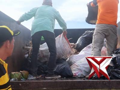 Polisi bersama warga turun langsung membersihkan Pantai Batu Rame - PoliceTube